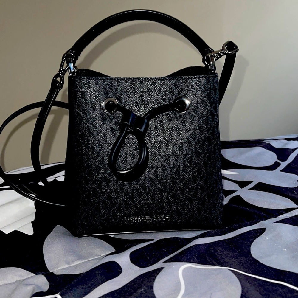 MICHAEL KORS SURI BLACK SMALL BUCKET SIGNATURE